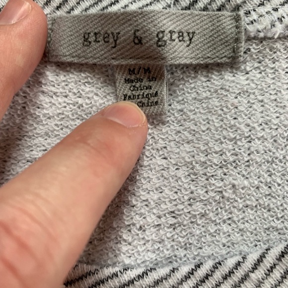 Grey and Gray Knotted Sweatshirt‎ - Picture 5 of 6